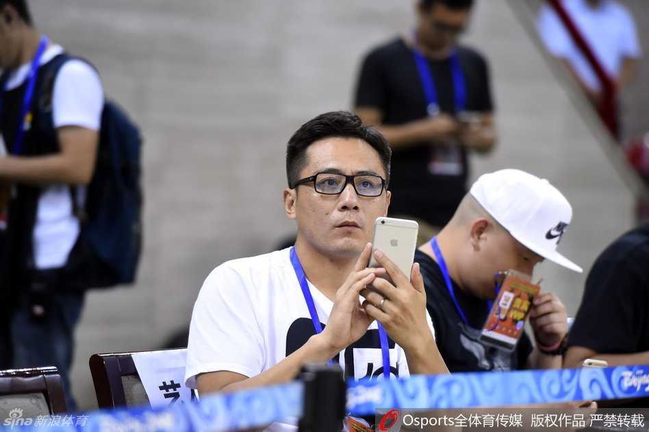 镜头捕捉到陈建州标志性的“黑人式”笑容，他在场边活力四射地挥动手臂，试图调动现场观众的情绪，那股仿佛用不完的热情与能量，让他即使置身观众席也显得星味十足。