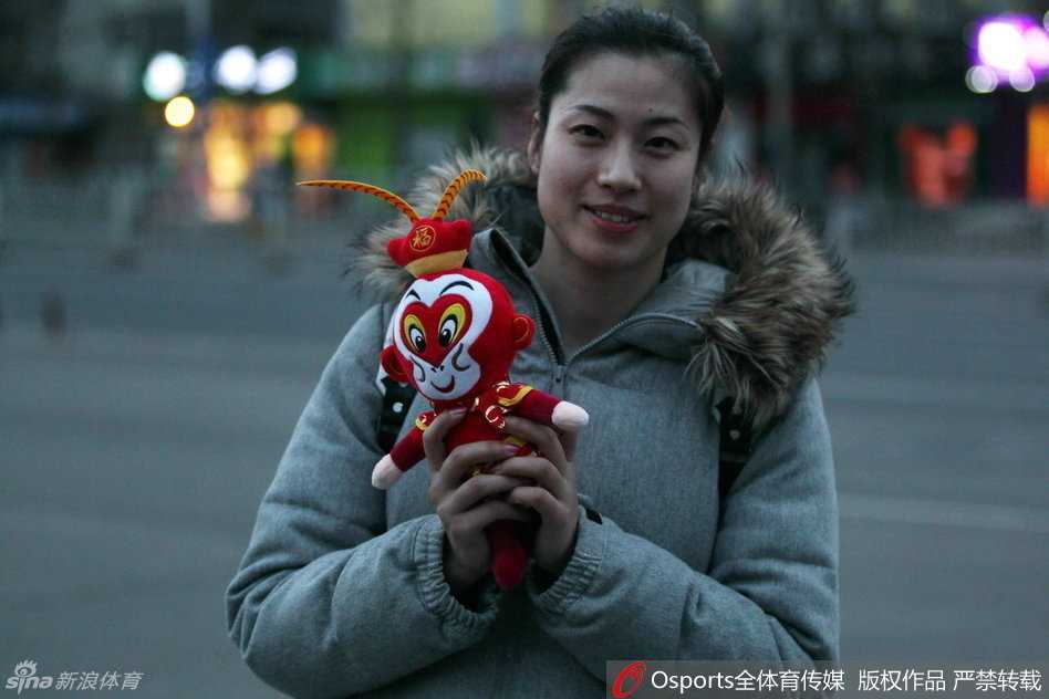 中国女篮队员赵志芳面带灿烂笑容报到，眼神充满活力，展现了年轻球员的朝气。