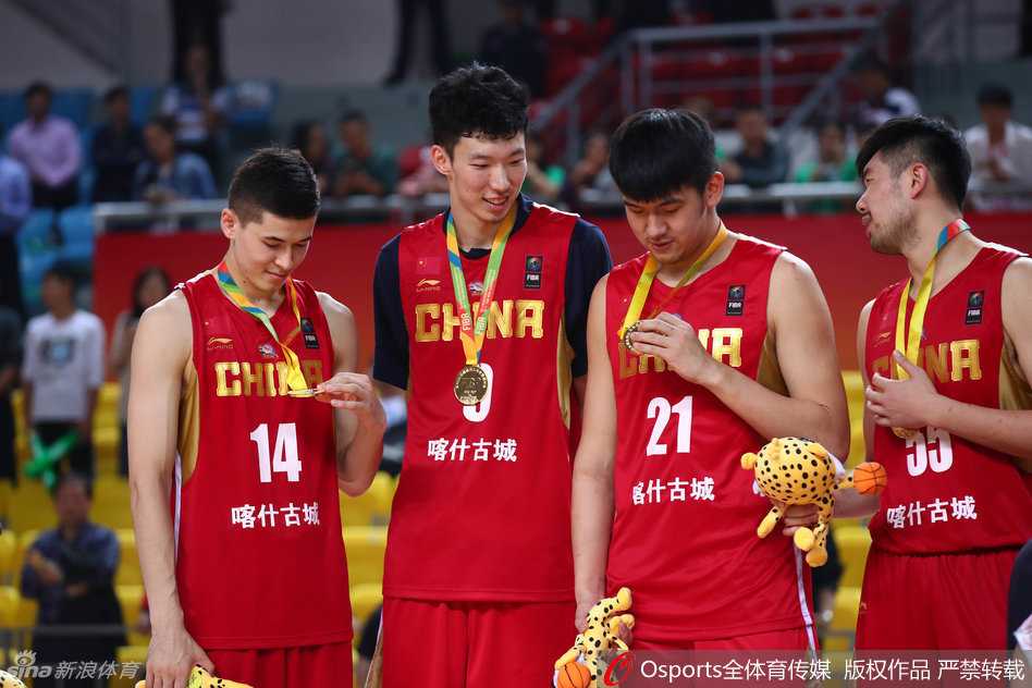 周琦在面对伊朗高大中锋的防守时毫无惧色，他高高跃起，迎着防守人冷静地将球投出，长臂舒展宛如一道难以逾越的屏障。