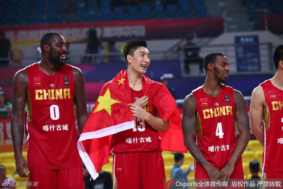 外援布拉切在黎巴嫩队员的贴身紧防下，依然凭借强壮的身体和细腻的技术强行上篮，为球队稳住领先优势。