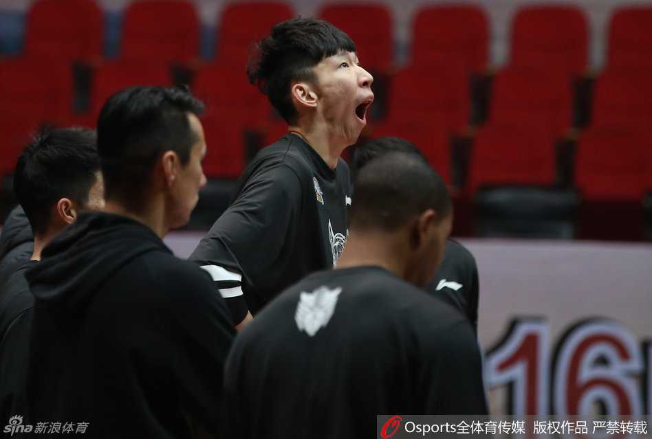 周琦略显疲惫仍在坚持训练，眼神中透露出坚定