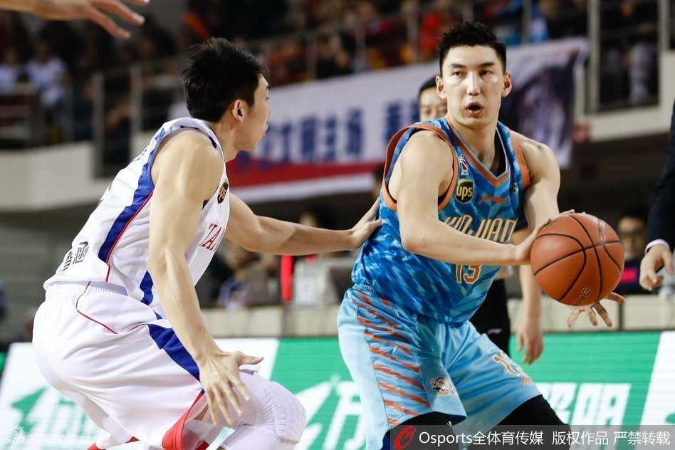 李根犹如一辆重型坦克，用强壮的身体扛开防守球员，强行突进内线，展现出无与伦比的冲击力。