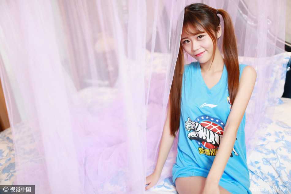 新疆篮球宝贝眨眼微笑，高扎的马尾辫随着动作轻盈甩动，白皙肌肤在阳光下泛着健康光泽