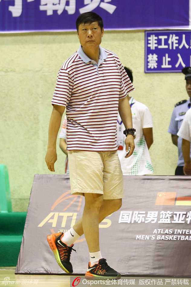 身披白色战袍的西热力江像一团燃烧的火焰，他运球强行突破，即便面对两人的合围包夹也毫无惧色，空中身体扭曲成一张弓，却依然将球坚定地抛向篮筐。