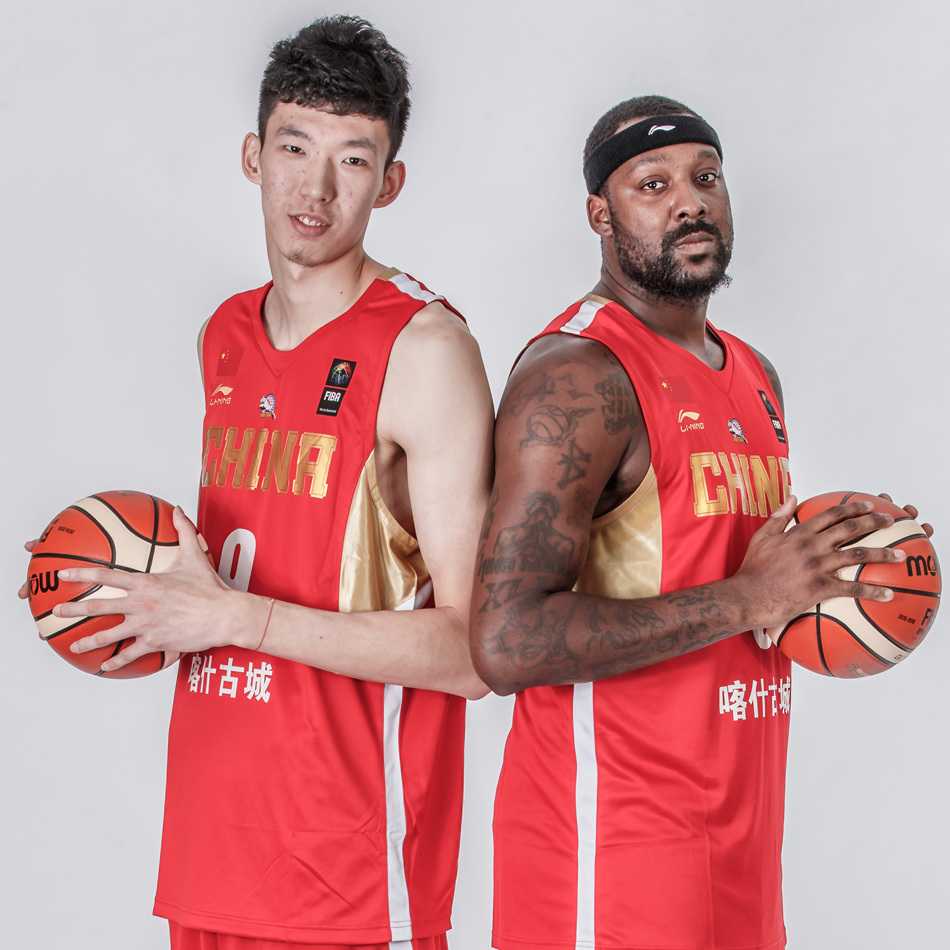 新疆男篮队员们围成一圈，红色的战袍如同燃烧的火焰，在郴州体育馆的地板上映出必胜的决心，准备登场释放能量。