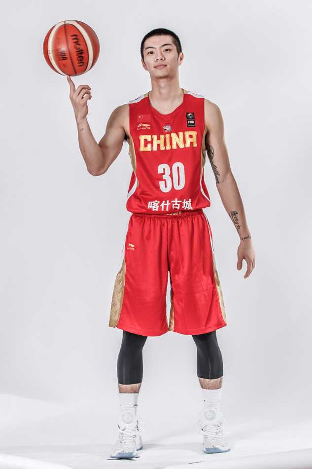 夺冠后的新疆队全体成员在领奖台上共同托起冠军奖杯，金色的奖杯与鲜艳的红色球衣交相辉映，记录下这属于中国篮球的荣耀时刻。