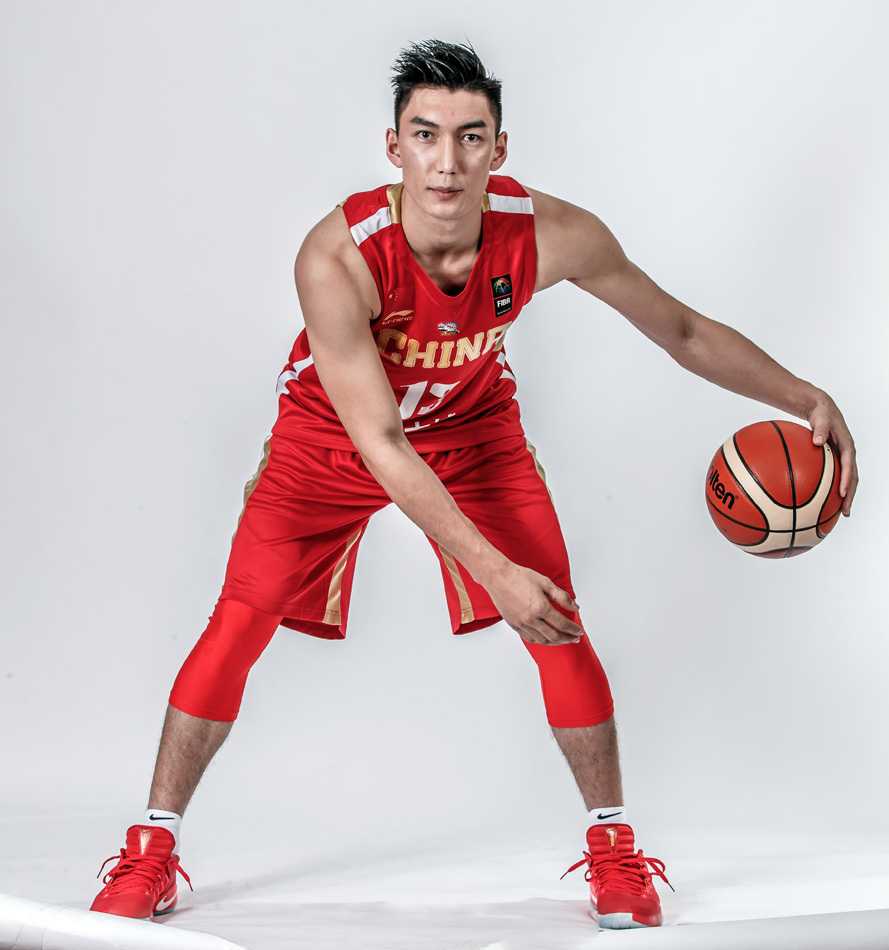 布拉切身穿那件见证辉煌的红色战袍，面对防守球员灵活转身准备突破，尽管身形圆润但步伐依旧灵活，眼中充满对胜利的无限渴望。