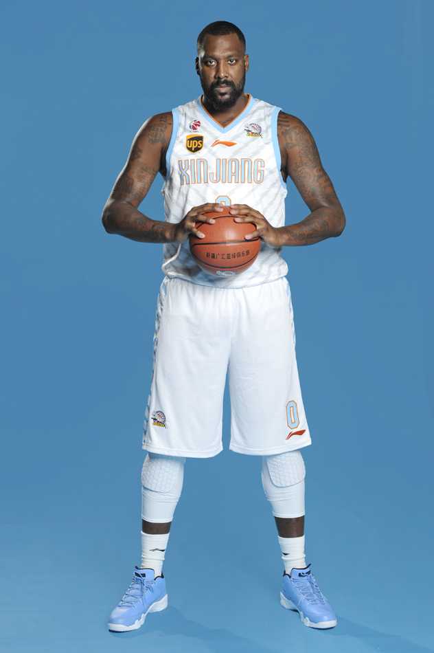 人肉坦克李根在赛场上咧着嘴笑得像个孩子，这纯真的笑容背后，是他在内线翻江倒海的统治力。