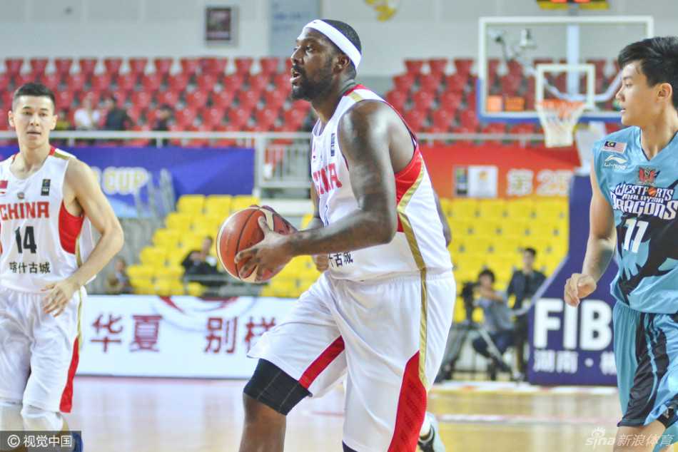 巨人布拉切在内线轻松拿球，面对马来西亚队员的防守，他庞大的身躯就像一堵移动的高墙，眼神中透露着绝对的自信与统治力。