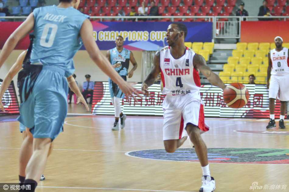 李根在三人合围之下强行突破，肌肉的碰撞仿佛就在眼前，他用强悍的身体扛开防守人，手臂高举，篮球即将离开指尖飞向篮筐。