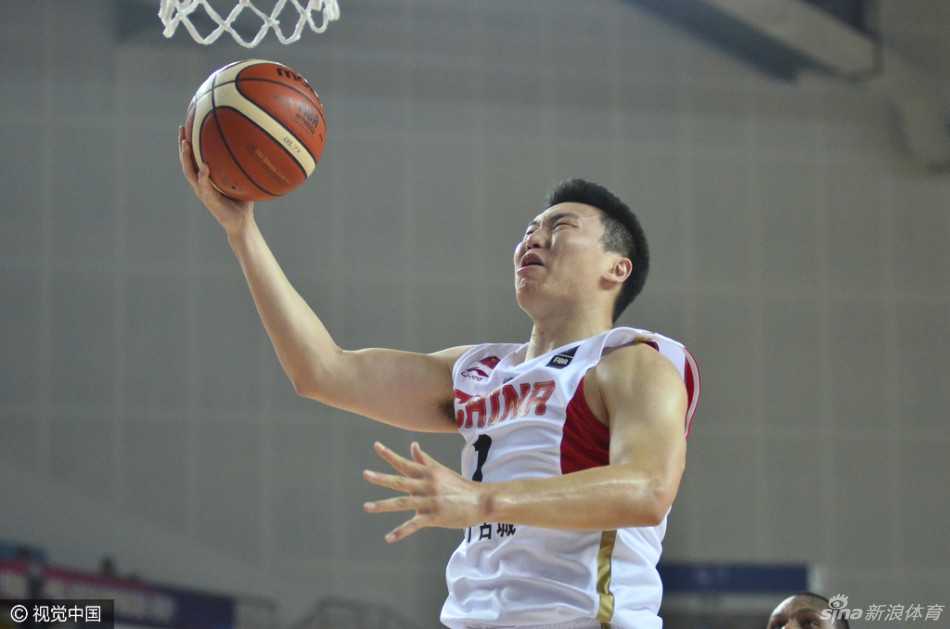 可兰白克·马坎持球面对防守，他身披新疆战袍目光如炬，双手紧紧握住篮球，正准备用一次坚决的突破撕开防线，为球队续上火力。