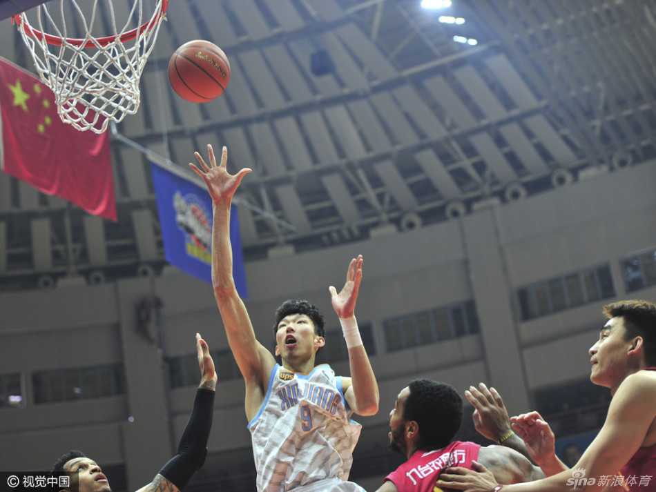 小外援亚当斯在吉林队两人的包夹防守下强行突破，他重心压低，篮球在手中灵活运转，试图在人群中杀出一条血路。