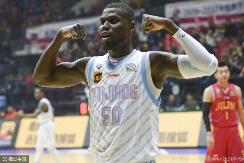 周琦在吉林队内线高高跃起，如揽月一般将球从空中摘下，展现出他惊人的臂展和出色的篮板球意识，此役他拼下7个篮板。