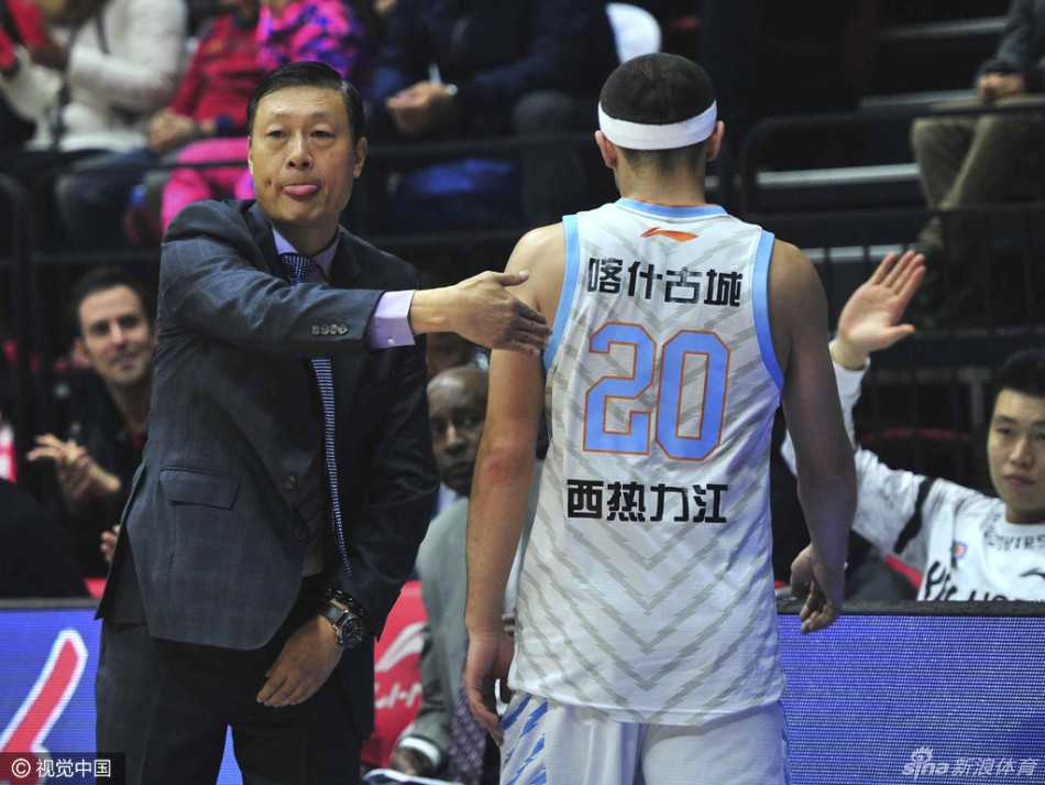 新疆队新援本蒂尔在场上展现柔和手感，他面框运球后准备跳投，尽管与球队磨合尚浅，但个人能力已初见端倪。