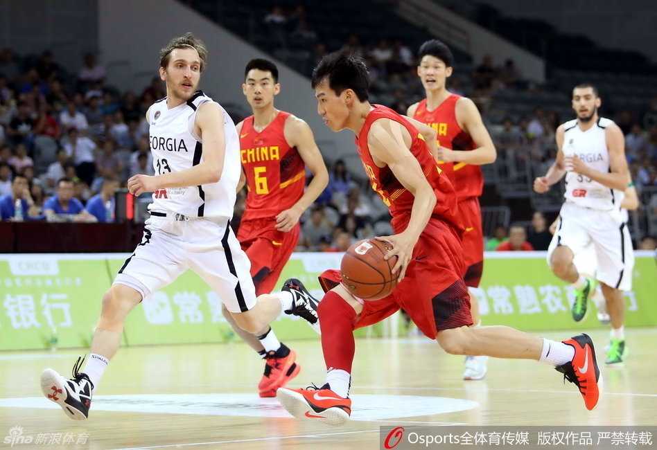 左朕年高高跃起跳投出手，防守球员飞身封盖却已鞭长莫及