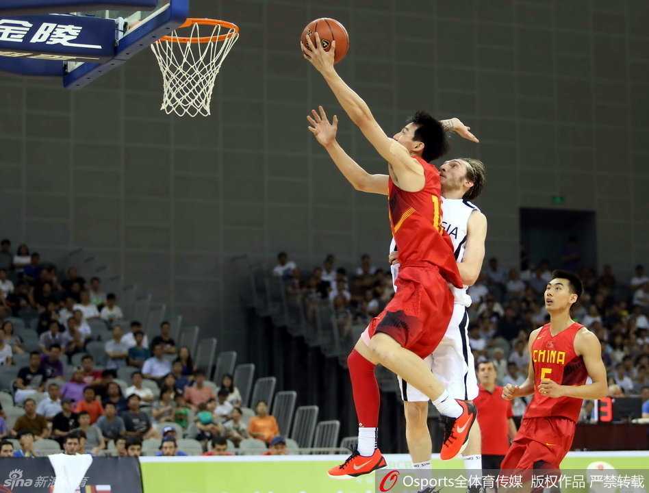 崔晋铭单手持球巧妙分给队友，眼神中透露出机敏与果决