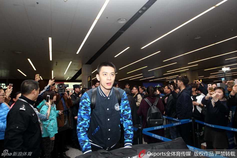 一条巨大的黄色条幅在人群中高高举起，上面写着“无论成败 与辽同在”八个大字，这简单的口号凝聚了球迷对球队最深情的告白，也成为了当天接机最真实的写照。