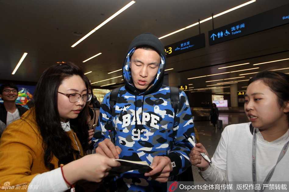 队长杨鸣戴着口罩低调现身，即便在匆忙的步履中，他那俊朗的外表依旧被眼尖的球迷认出，举手投足间散发着辽篮老将的沉稳与从容。