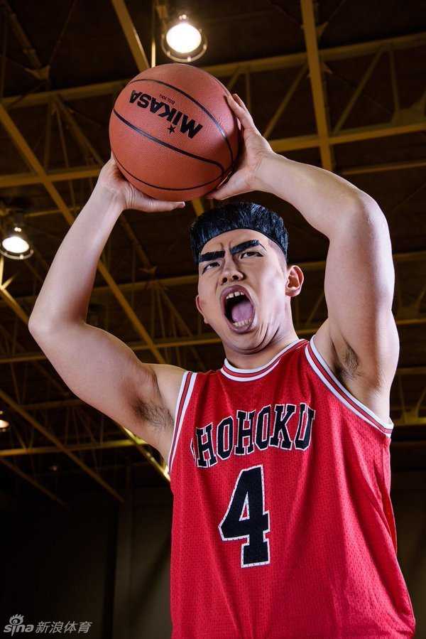 赤木刚宪独自在空荡的体育馆擦汗，扮演者低垂着头，汗水浸湿了球衣，映照出那个‘一个人扛起湘北’的孤独岁月