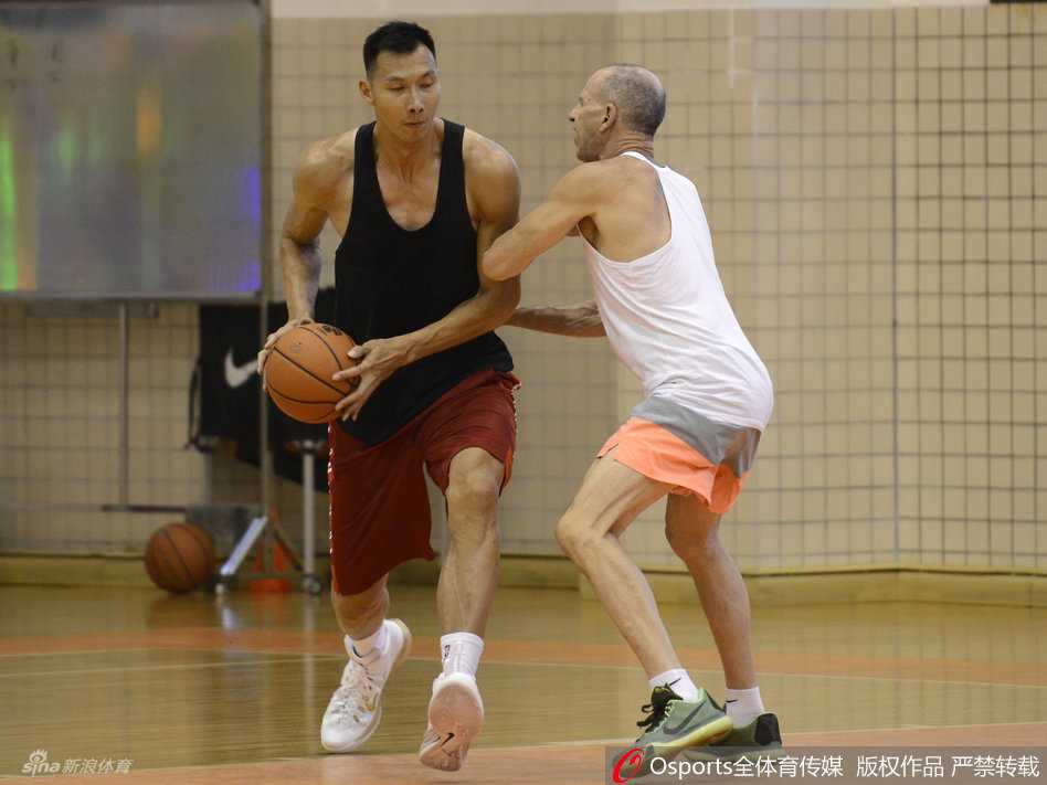 完成一次练习后，易建联的表情依然严肃，汗水浸湿了球衣，但他的目光始终锁定在篮筐方向，准备迎接下一次挑战。