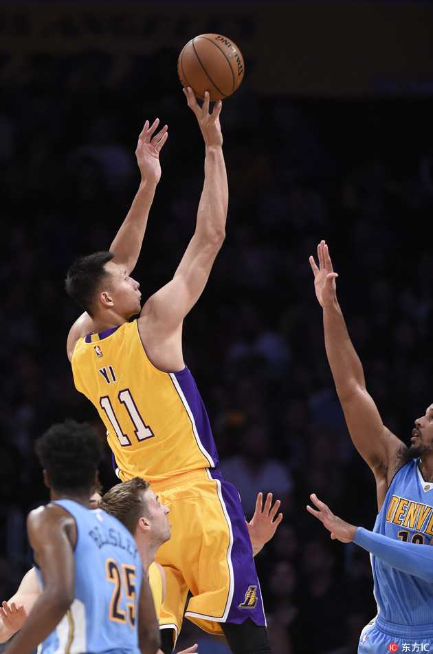 易建联眼神专注，身披紫金战袍在斯台普斯中心严阵以待，目光中透露出对赛场的渴望与坚定。