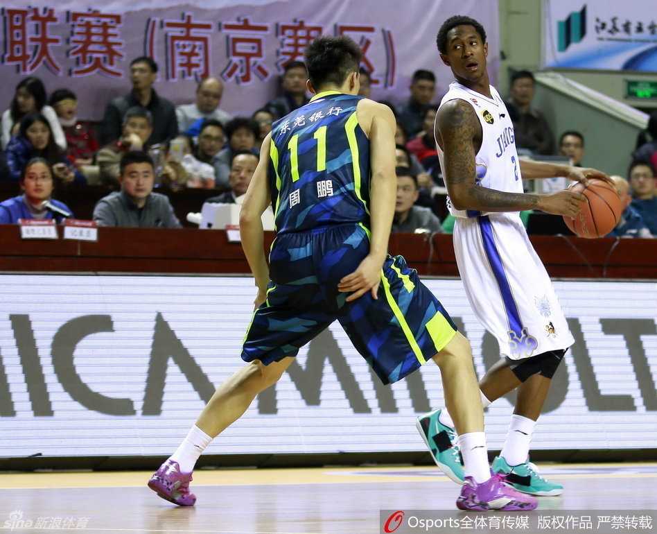 比赛关键时刻，易建联遭遇江苏队多名球员的严密包夹，他在人群中奋力护球，展现领袖担当。