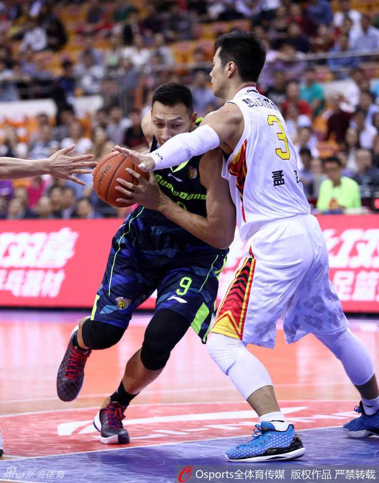 易建联高高跃起，双手大力灌篮，篮筐被他拉得变了形，整个人的姿态充满了爆炸性的力量感，背景是模糊的欢呼人群。