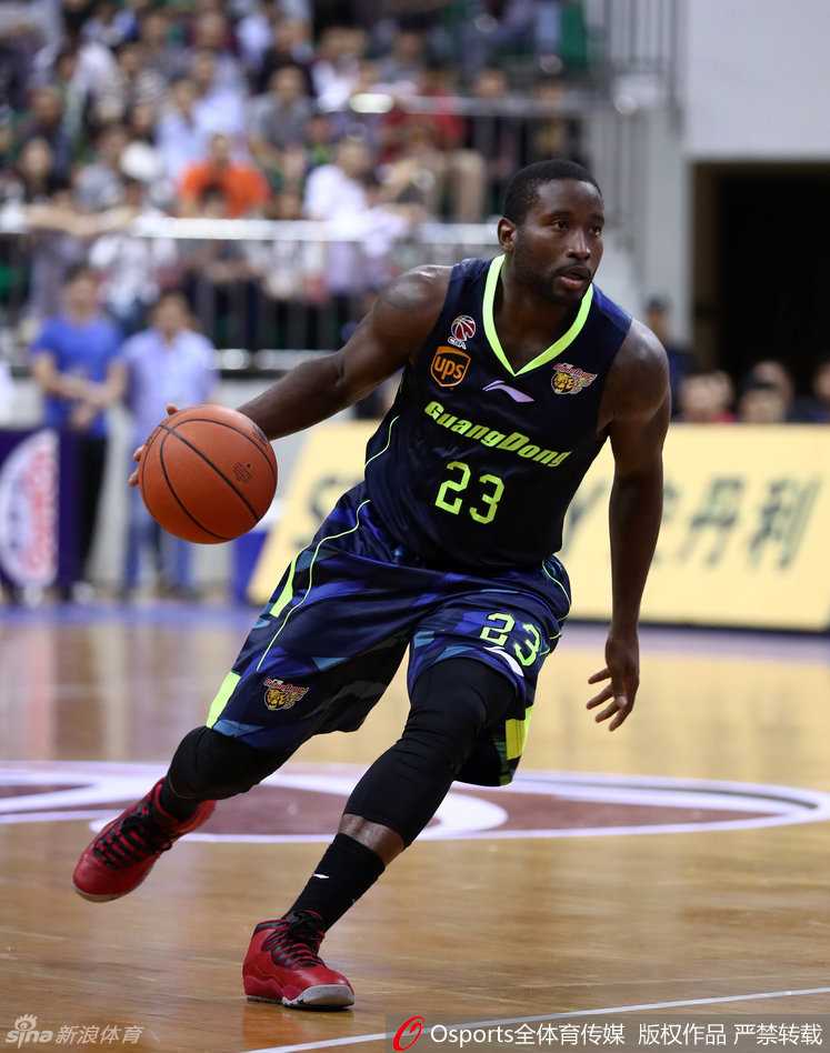 易建联在篮下遭遇两人包夹，他用力扛住对手，脸上露出坚毅的表情，肌肉线条在对抗中显得格外分明。