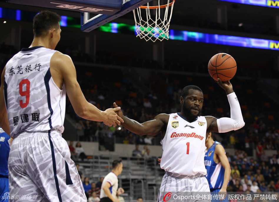 易建联在父母关切的目光注视下，神情专注地走上罚球线，眼神中透露出必胜的决心。