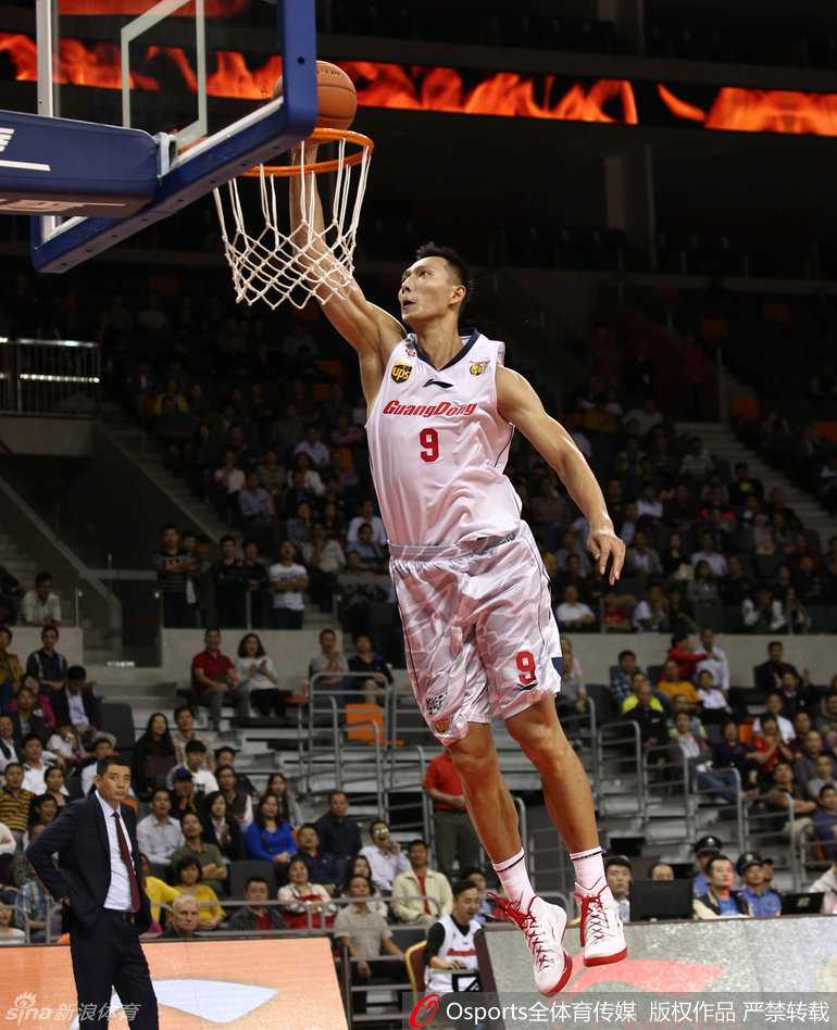 拜纳姆灵活运球突破防守，眼神犀利观察队友跑位，准备为队友送出精妙传球。