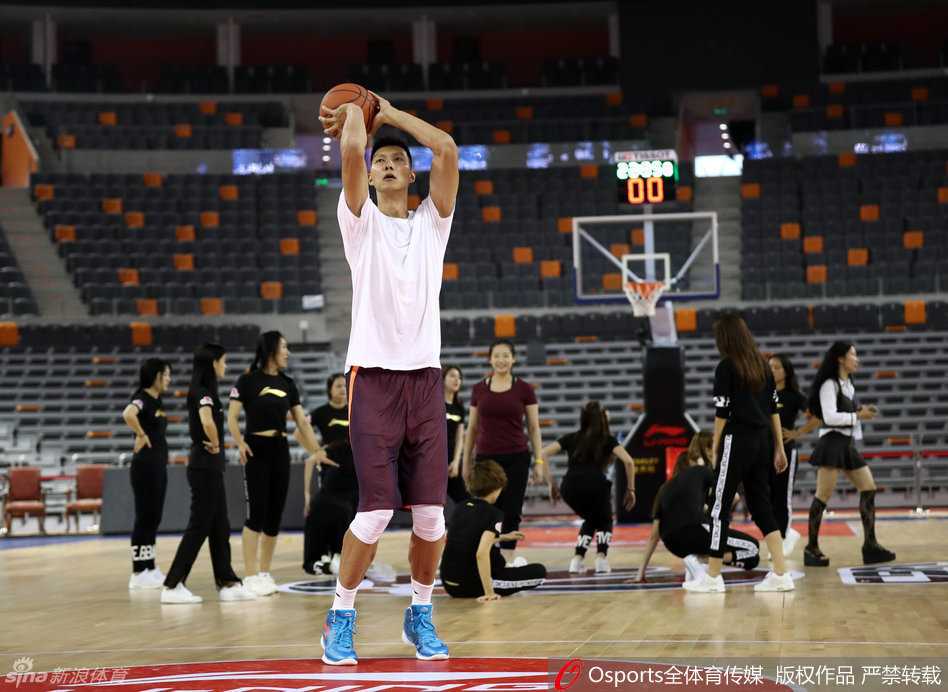 易建联眼神专注，在空荡的球馆内进行赛前最后的热身，脚上的李宁战靴格外醒目，他正用严谨的态度宣告自己的回归。