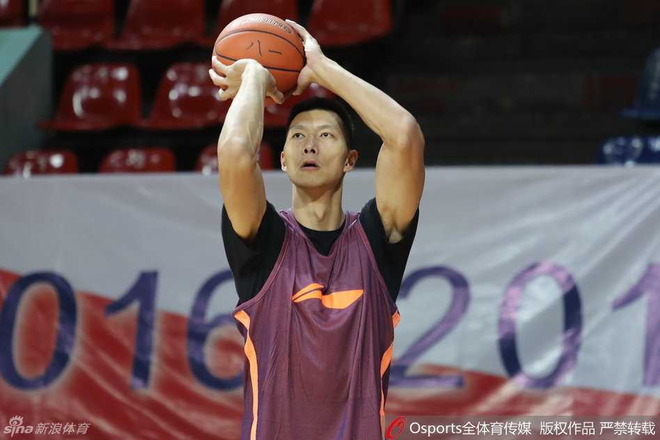 大外援布泽尔在低位秀出细腻手感，以一记轻盈的抛投完成进攻，仿佛穿越回巅峰时期。