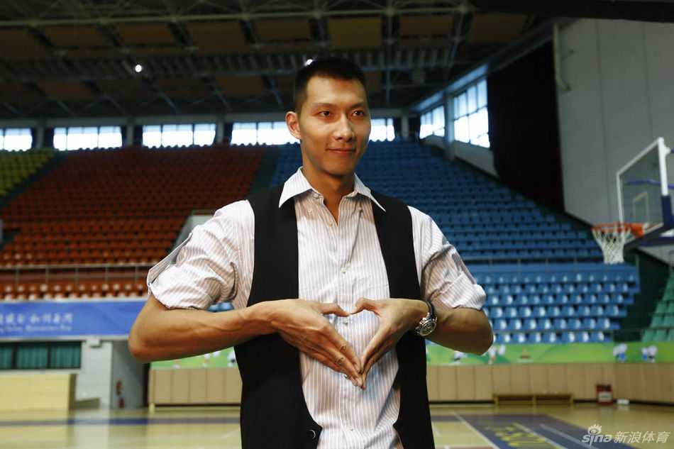 身披雄鹿战袍的易建联高高跃起，面对热火球星韦德送出一记震撼全场的钉板大帽，他用劲爆的身体素质向NBA宣告：中国飞人来了！