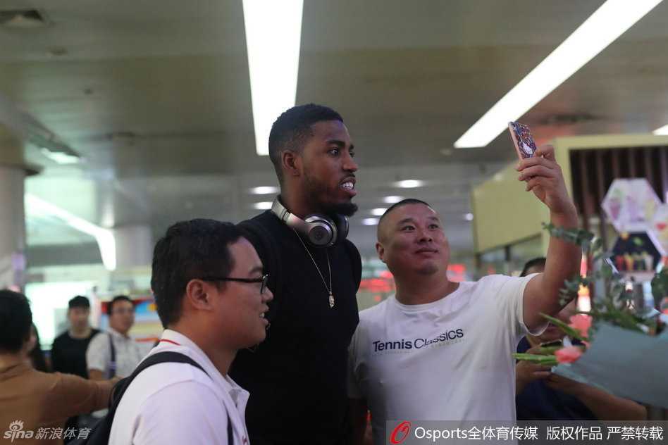 训练间隙，汤普森俯身聆听主教练布置战术，汗水顺着脸颊滑落，专注的神情展现出一名职业球员对战术纪律的绝对服从。