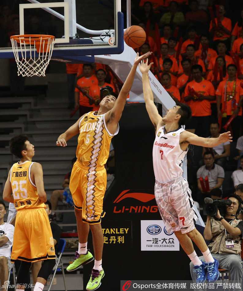 易建联完成惊天暴扣后霸气侧漏，凌厉的眼神扫过全场，宣告着他对禁区的绝对统治。