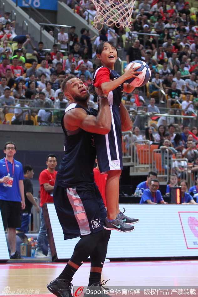 中国篮球的旗帜姚明现身主席台，他目光如炬，注视着场上的一举一动。巨大的身影背后，是无数中国球迷对篮球的殷切期望，他的出现本身就是一种强大的精神力量。