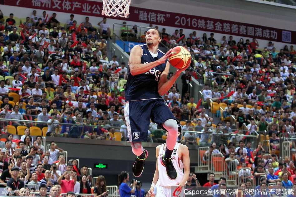 魔术队的阿隆·戈登展现惊人爆发力，他持球高高跃起，仿佛一架俯冲的轰炸机，用雷霆万钧之势将球砸进篮筐。这一记暴扣充满了力量感，完美诠释了暴力美学的真谛。