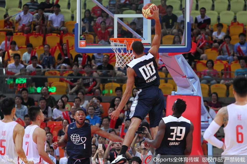 场边的李楠指导神情专注，正用手势大声指挥着场上的战术跑位。在他身后不远处，一位场边的小女孩好奇地看着这一切，仿佛篮球的梦想正在这一刻悄悄萌芽。