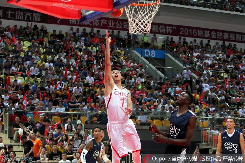 赛场上，扎克·拉文如同脱离了地心引力，在空中尽情舒展身体，完成了一次飘逸至极的扣篮。他的腾空仿佛让时间凝固，将篮球之美定格在那一瞬间。