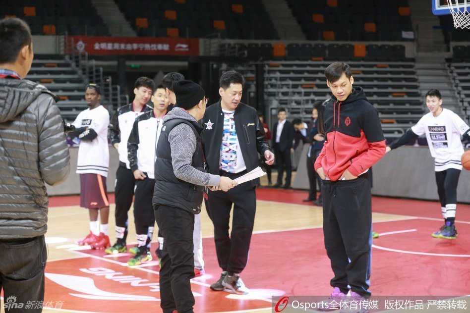 上海队后卫刘晓宇在彩排中认真练习运球，身姿矫健，脸上带着轻松愉悦的微笑。