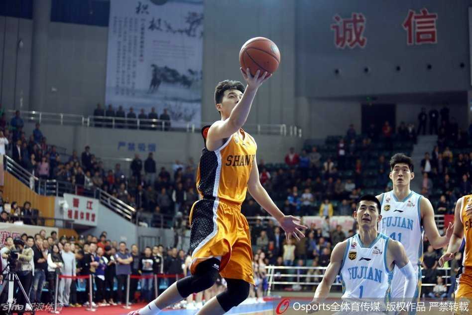 山西外援琼斯如猎豹般启动，他矫健的身影掠过防守球员，眼神坚毅地持球向前场突进，发动标志性的闪电快攻。