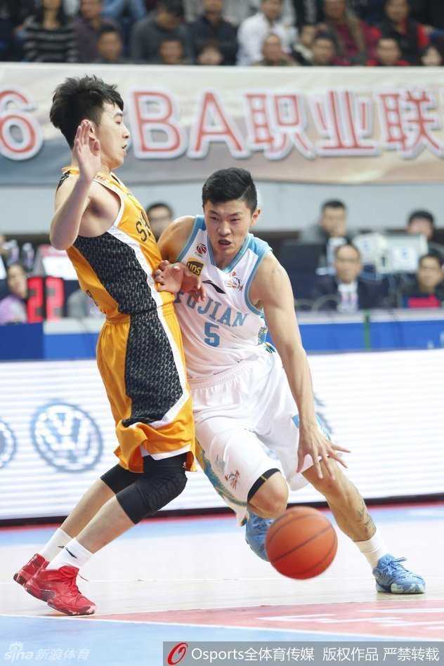 福建队中锋孙喆高高跃起，力压防守球员完成单手劈扣，他强壮的身躯在空中舒展，展现出惊人的内线统治力。