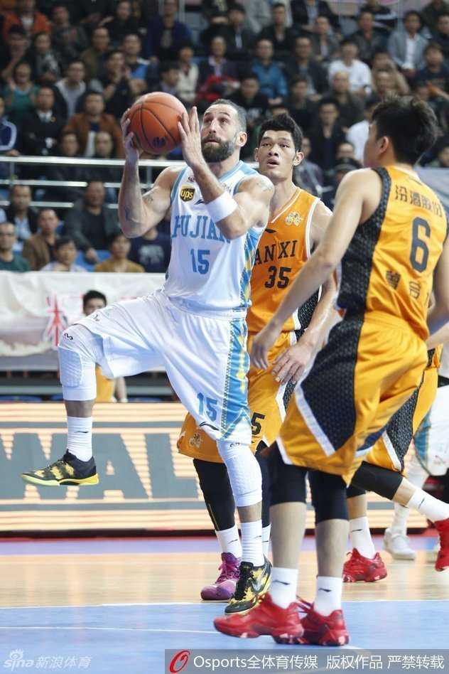 福建队长周启新如利刃般切入内线，在对抗中失去平衡前，依然凭借出色的手感将球挑进篮筐，赢得满堂彩。