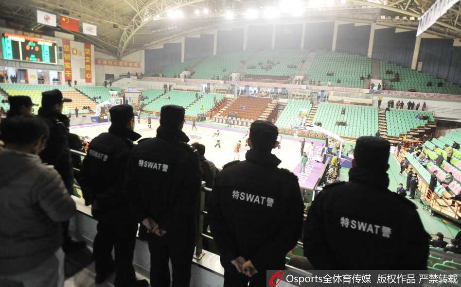 本溪赛区安保人员面容严肃，在球迷入场处拉起隔离带，严格程度堪比国际大赛