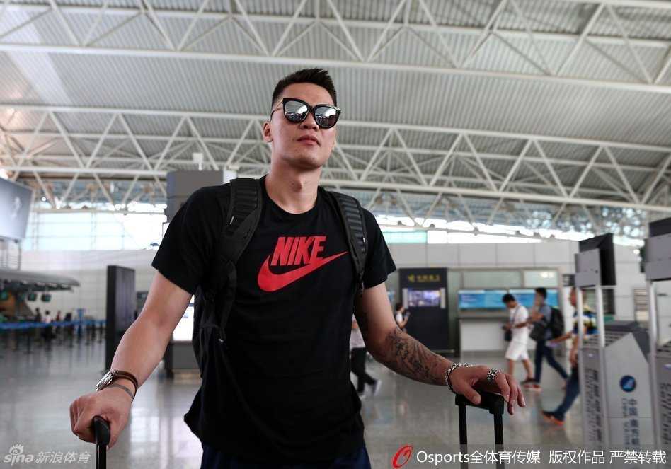 在航站楼内，除了熟悉的球员面孔，还有几名身着黑衣的保障团队人员在忙碌穿梭，他们默默处理着行李和手续，是这支豪华之师远征海外最坚实的后盾。