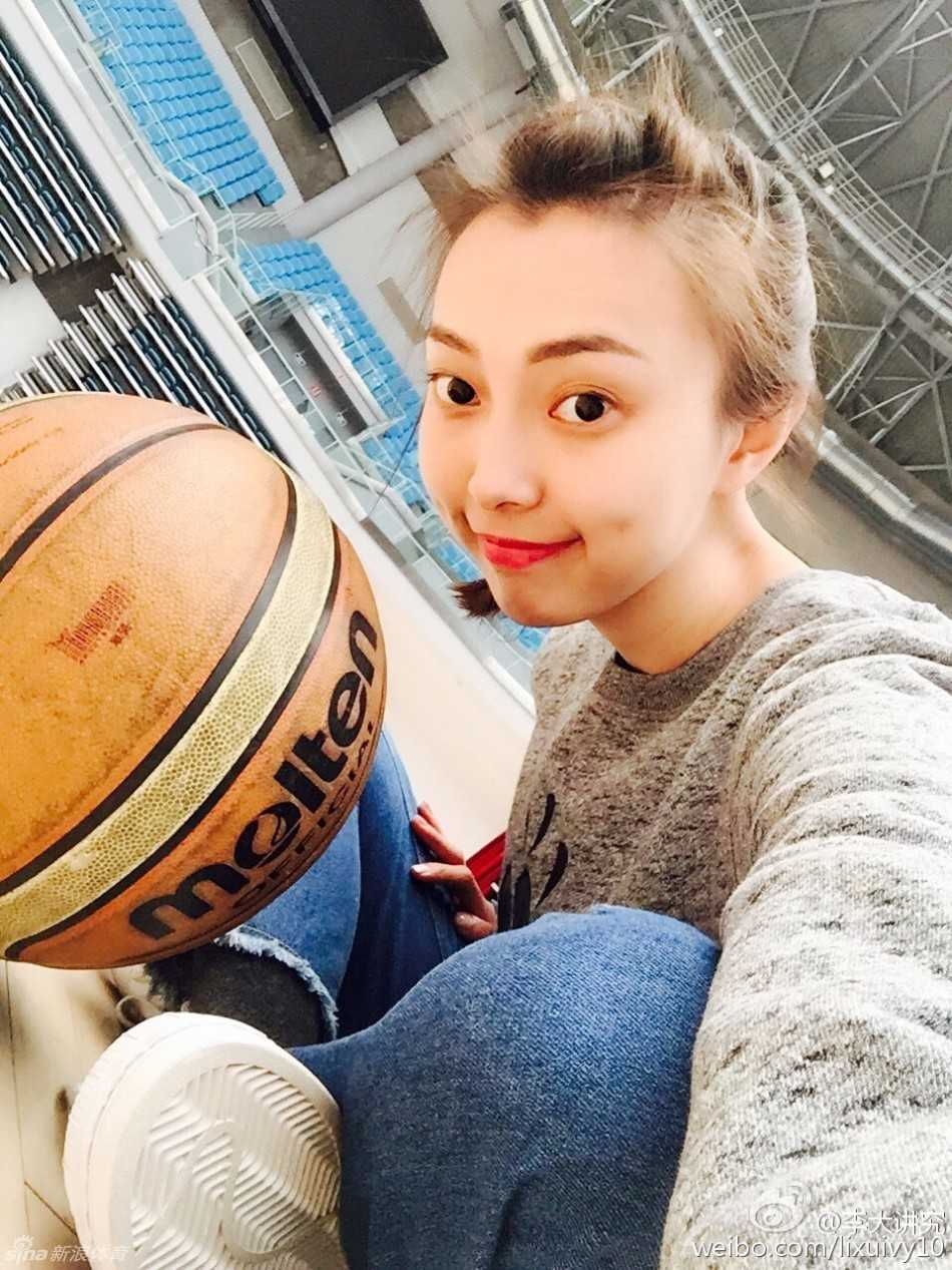 身着简约休闲装的李旭，眼神清澈，笑容温婉动人，展现了她私下里文艺清新的一面，与T台上的冷艳形成鲜明对比。