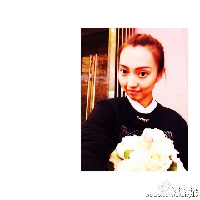 李旭在镜头前尽情展现搞怪本色，吐舌卖萌，毫无偶像包袱，这样的真实与可爱，正是她在家人朋友面前最放松的状态。