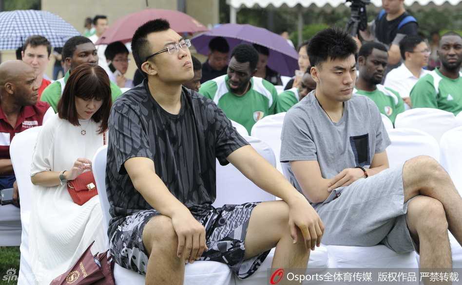 绰号‘功夫熊猫’的韩德君双手放在桌前，侧耳倾听郭士强指导讲话，神情专注而认真。