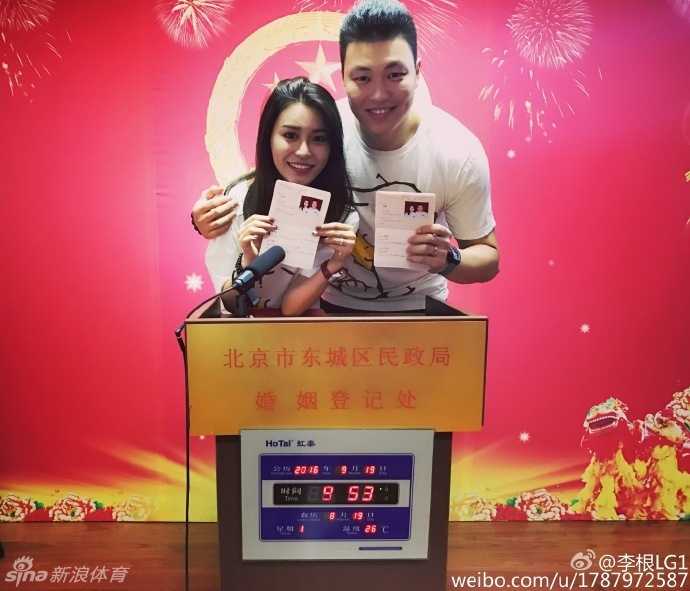 李根与爱妻手持红艳艳的结婚证，两人对着镜头露出整齐的牙齿，笑容比阳光还要灿烂，眼中满是对未来生活的憧憬。