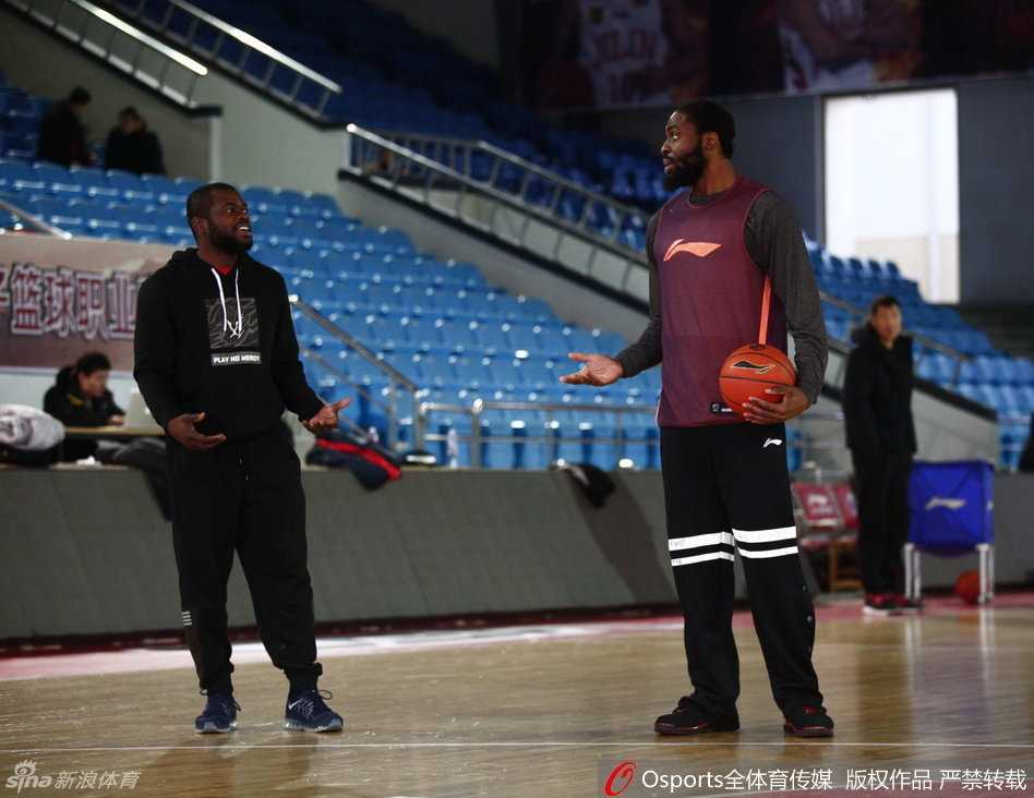 周鹏持球突破瞬间，肌肉线条分明，眼神坚毅如同冲锋的战士